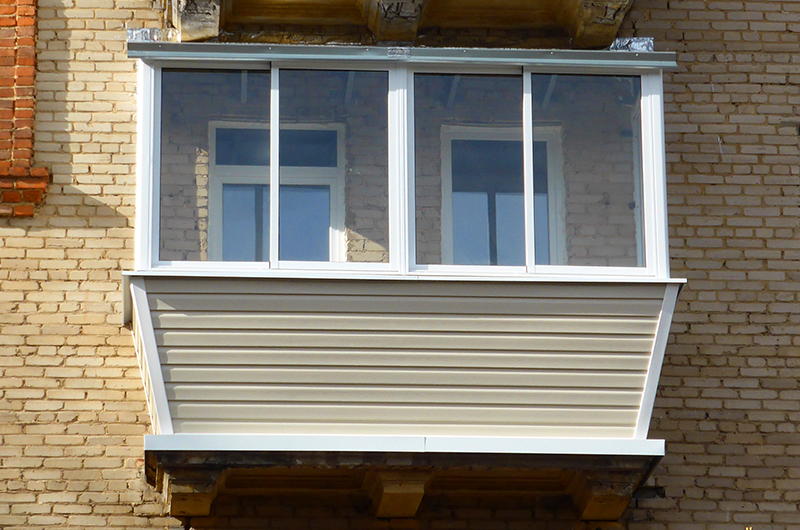 Холодное остекление балкона с выносом подоконника в Королёве