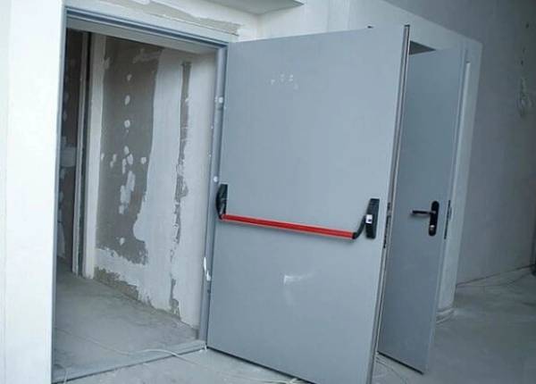 Противопожарная дверь на чердаке дома в Королёве