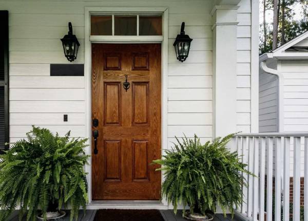 Деревянная дверь в дачном доме в Королёве