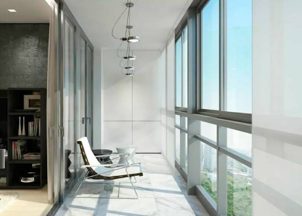 Французское остекление балкона с занавесками в Королёве