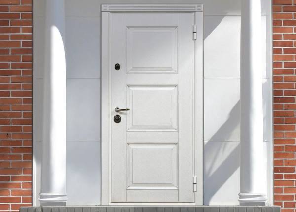 Входная дверь из пластика в дом в Королёве