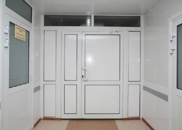 Входная пластиковая дверь в офис в Королёве