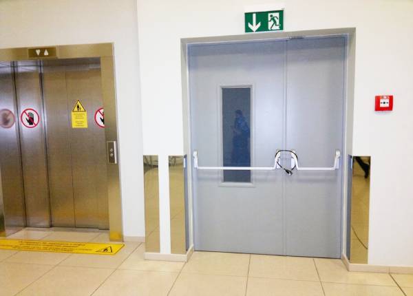 Противопожарная дверь в торговом центре в Королёве