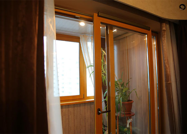 Пластиковая раздвижная дверь на балкон в Королёве