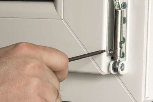 Регулировка петель пластиковых окон в Королёве