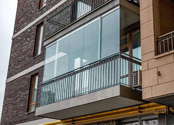 Французское безрамное остекление балкона в Королёве