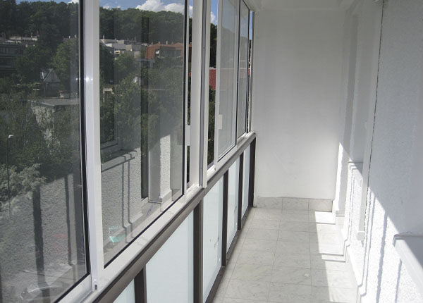 Французское остекление лоджии алюминиевым профилем в Королёве