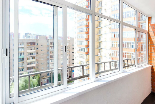 Холодное раздвижное остекление алюминиевыми окнами в Королёве