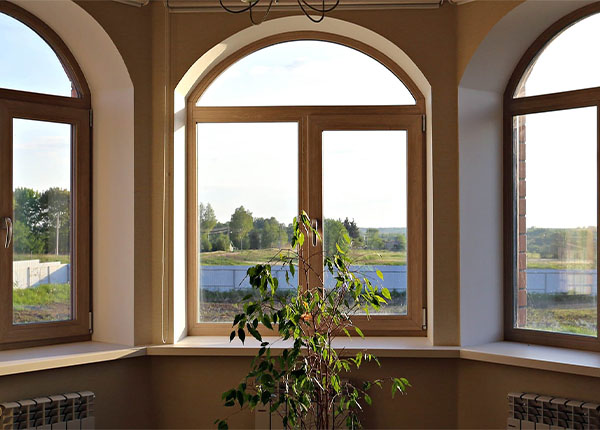Остекление арочными окнами коттеджа в Королёве