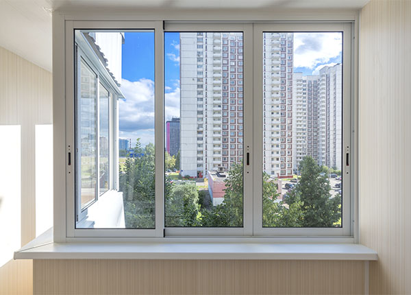 Остекление углового балкона холодным алюминиевым профилем в Королёве