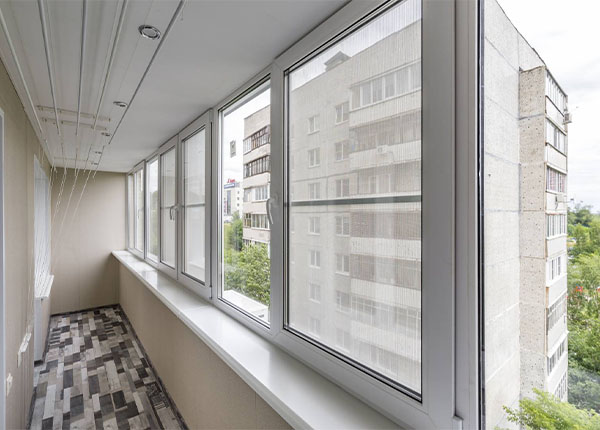 Теплое остекление лоджии пластиковыми окнами в Королёве