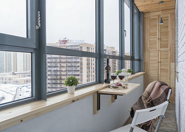 Теплое остекление лоджии ПВХ-профилем до потолка в Королёве