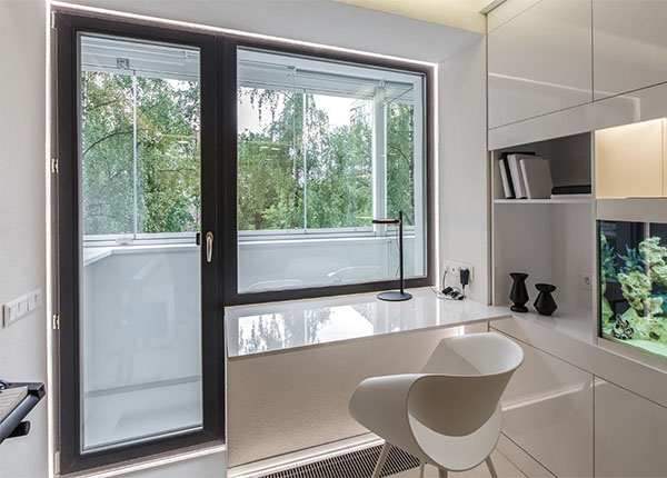 Установка балконного блока черного цвета в Королёве