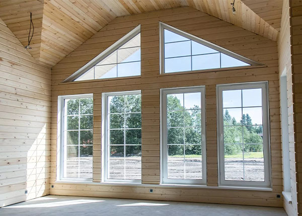Установка нестандартных окон в загородном доме в Королёве